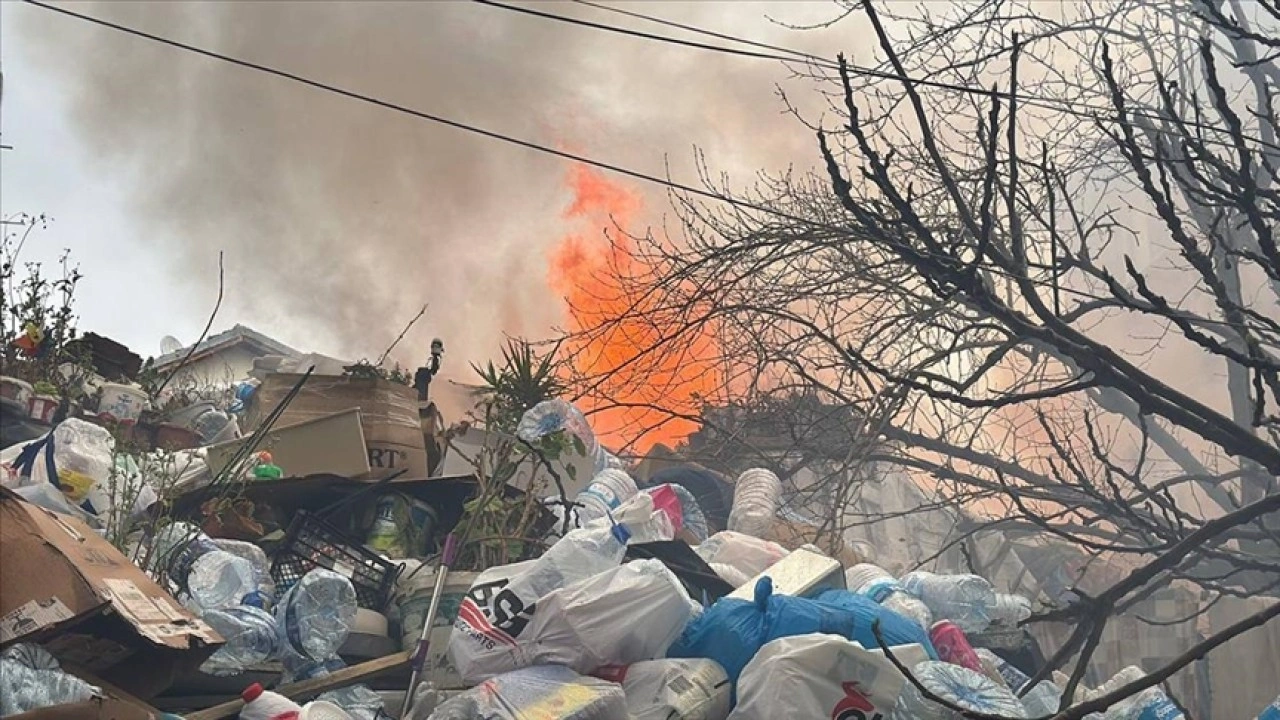 Ataşehir'de tek katlı binada çıkan yangına müdahale ediliyor