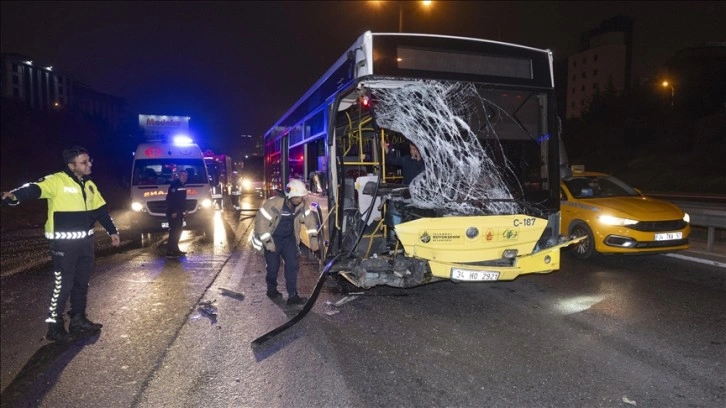 Ataşehir'de İETT otobüsü ile minibüsün çarpışması sonucu 2 kişi yaralandı