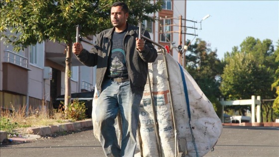 Atık kartonlar onun için 'geçimin' adı