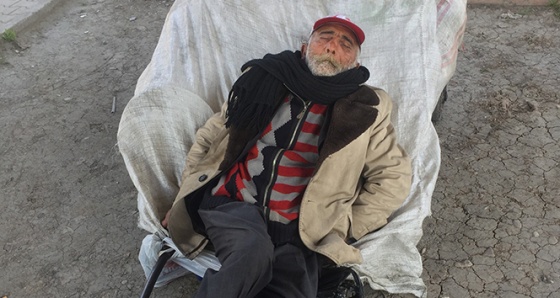 Atık toplayan yaşlı adam el arabasında uyuya kaldı