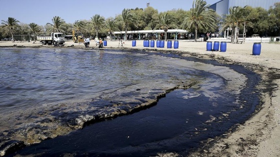 Atina sahilleri petrolle kaplandı