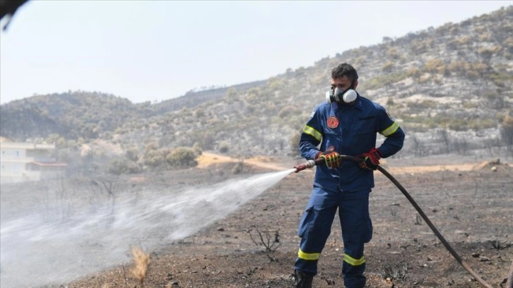 Atina'ya 30 kilometre uzaktaki orman yangını nedeniyle bazı yerleşim birimleri tahliye edildi