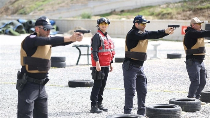 Atış eğitmeni kadın polis, meslektaşlarına hedefi 12'den vurmayı öğretiyor