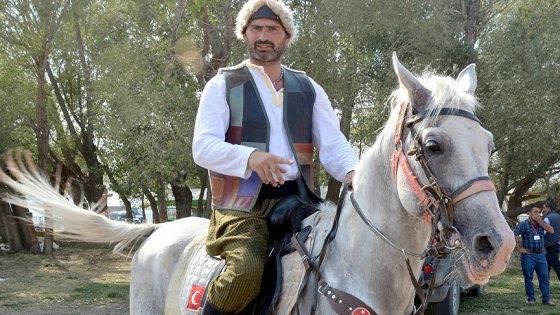 'Atlara fısıldayan adam'ın ödülü sevgi