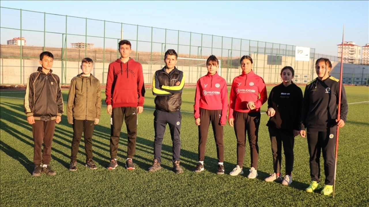 Atletizmde geleceğin şampiyon sporcularını yetiştirmek için ter döküyor