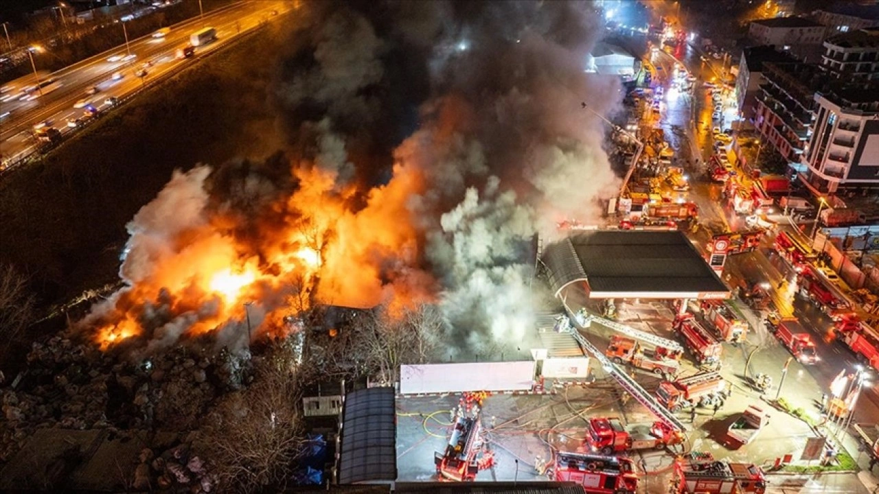 Avcılar'da geri dönüşüm tesisinde çıkan yangın kontrol altına alındı