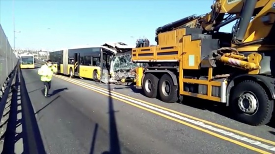 Avcılar'da iki metrobüs çarpıştı