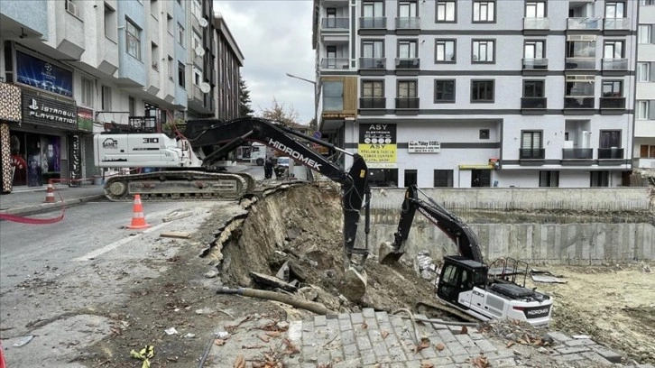 Avcılar'da bir inşaatın temeli kazılırken bitişikteki kaldırım ve yol kısmen çöktü