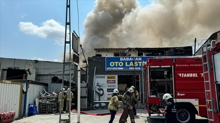 Avcılar'da hurdalık alanda yangın çıktı