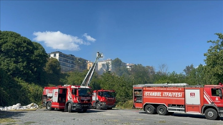 Avcılar'da otluk alanda çıkan yangına itfaiye ekiplerince müdahale ediliyor