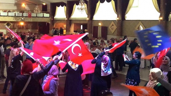 Avrupa'daki Türkler Erdoğan'ın zaferini kutluyor