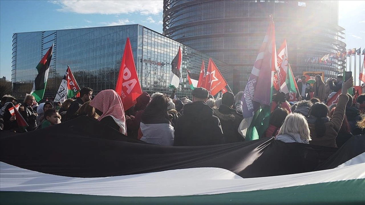 Avrupa Parlamentosunun önünde Filistin halkının korunması talebiyle gösteri düzenlendi