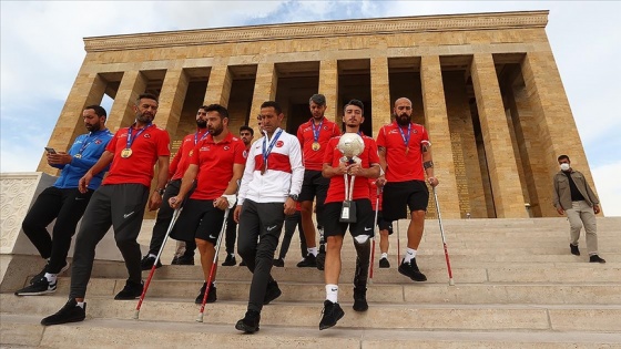 Avrupa Şampiyonu Ampute Futbol Milli Takımı, Anıtkabir'i ziyaret etti