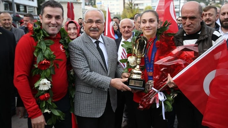 Avrupa şampiyonu boksör Gamze Soğuksu, Ordu'da törenle karşılandı