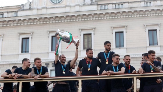 Avrupa şampiyonu İtalya Milli Takımı Roma&#039;da şampiyonluk turu attı