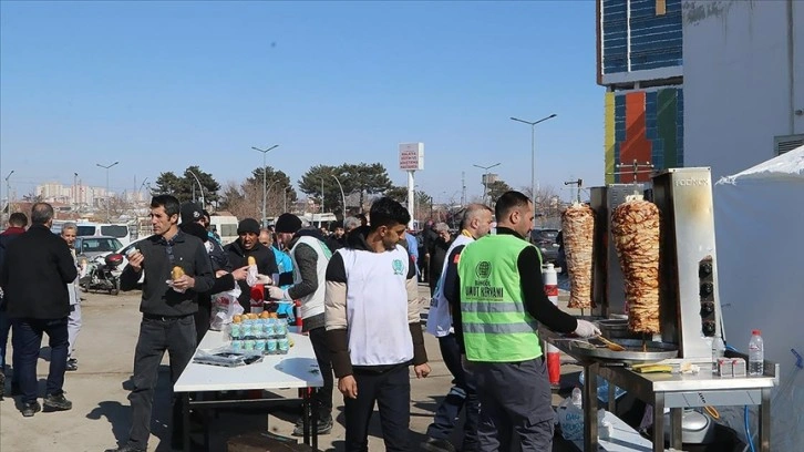 Avrupalılar "gönül köprüsü" ile Malatyalı depremzedelere el uzatıyor