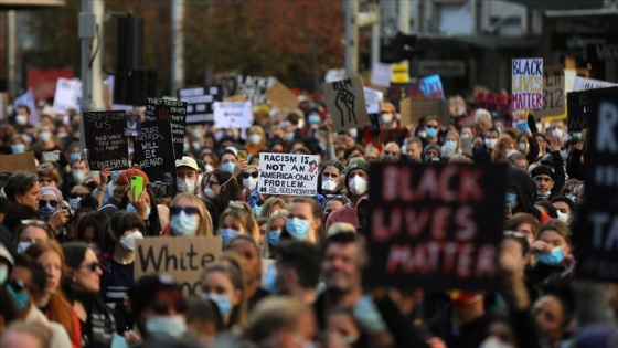 Avustralya'da on binler ırkçılık ve ayırımcılığı protesto etti