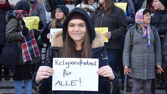 Avusturya'da başörtüsü yasağı protesto edildi