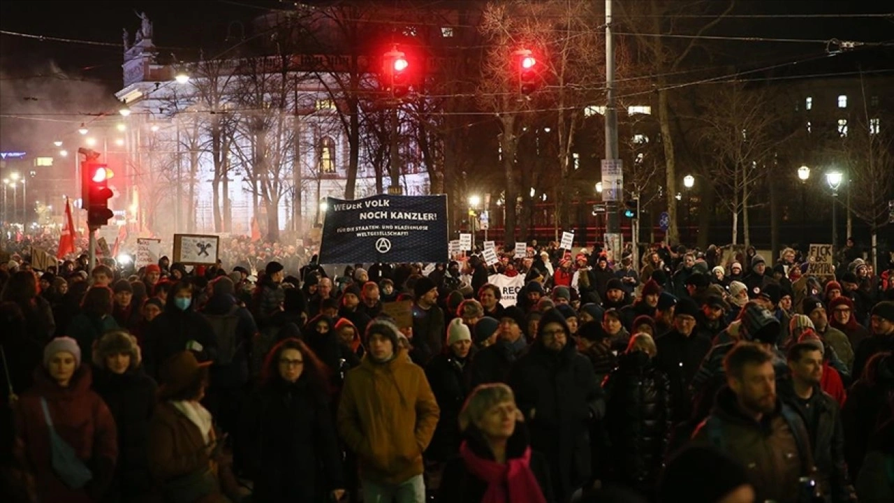 Avusturya’da binlerce gösterici, iktidar ortağı olması beklenen aşırı sağcı FPÖ'yü protesto ett