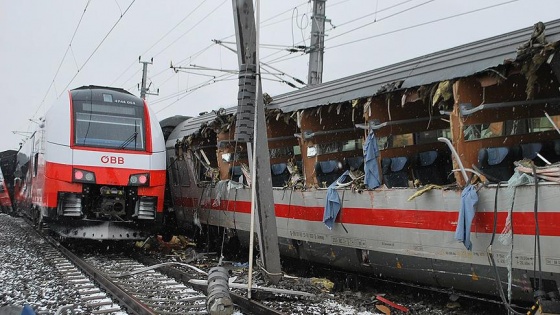 Avusturya'da iki yolcu treni çarpıştı