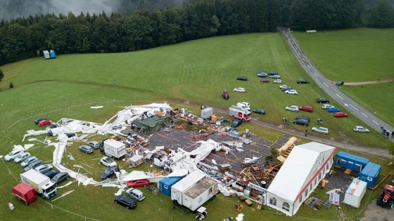 Avusturya'da şiddetli rüzgar panayır çadırını devirdi