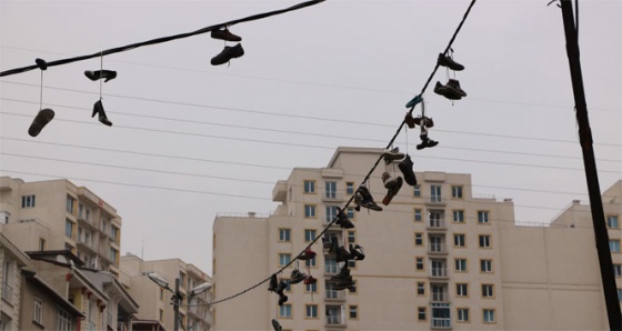 Ayakkabıları çalıp, elektrik kablolarına astılar