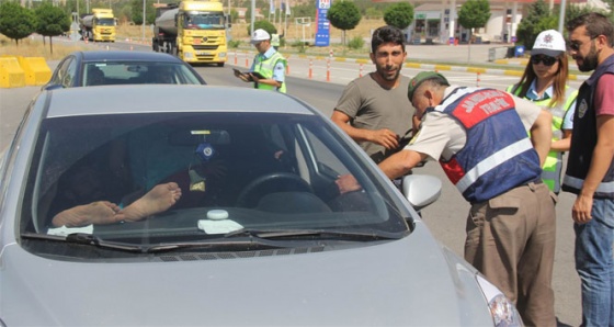 Ayakları camda uygulama noktasına girince cezayı yedi