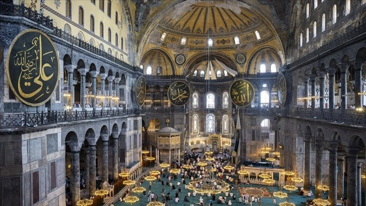 Ayasofya-i Kebir Cami-i Şerifi, ibadete açılışının 4'üncü yıl dönümünde ziyaretçi akınına uğrad