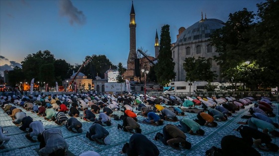 Ayasofya-i Kebir Cami-i Şerifi&#039;nde akşam ve yatsı namazı kılındı