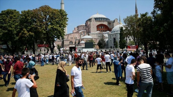 Ayasofya-i Kebir Cami-i Şerifi'nde bayramın ikinci günü ziyaretçi yoğunluğu yaşanıyor