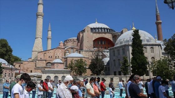 Ayasofya-i Kebir Cami-i Şerifi'ne yerli ve yabancı ziyaretçilerden yoğun ilgi