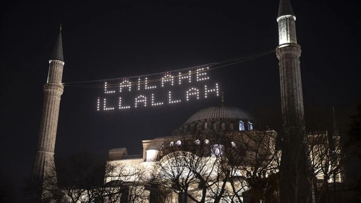 Ayasofya-i Kebir Cami-i Şerifi'ne Kelime-i Tevhid yazılı mahya asıldı