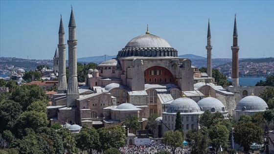 Ayasofya'nın minarelerinden 4 müezzin birlikte sela okudu