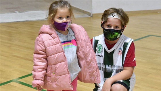 Ayda ve Atakan Bornova Belediyespor Basketbol Takımı'nın antrenmanına katıldı