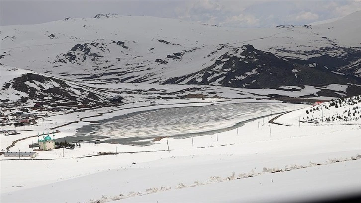 Aydıntepe Göleti ilkbaharda da buzla kaplı