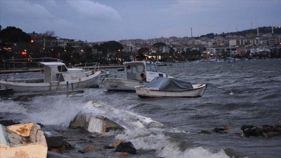 Ayvalık'ta şiddetli lodos hasara yol açtı