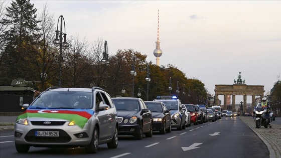 Azerbaycan'ın Dağlık Karabağ zaferi Berlin'de araç konvoyuyla kutlandı