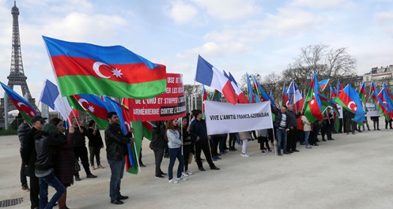 Azerbaycan vatandaşlarından Paris'te protesto