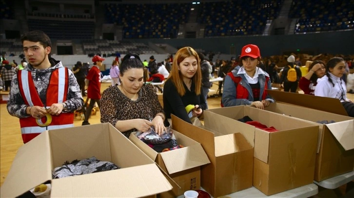 Azerbaycanlı anne ve kızı günlerdir Türkiye'ye yardım toplama merkezinde çalışıyor