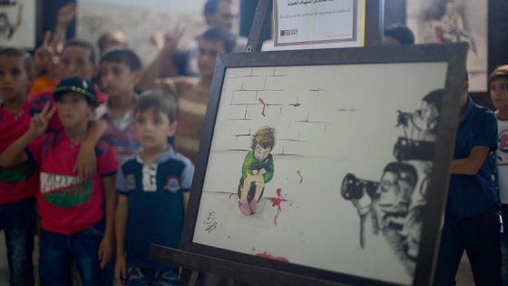Azez'de Suriyelilerin acılarını resme döktü