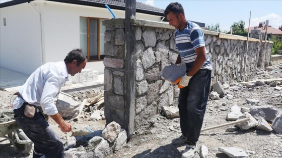 Baba oğul el ele ekmeklerini 'taştan' çıkarıyorlar