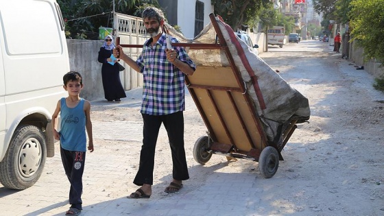 Baba-oğul 'protez göz' için çöp topluyor