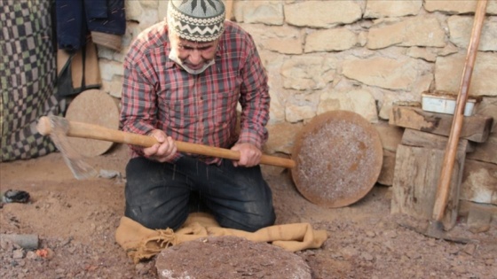 Baba ve oğlunun elinde şekillenen Kandıra taşı yöresel yemeklere lezzet katıyor