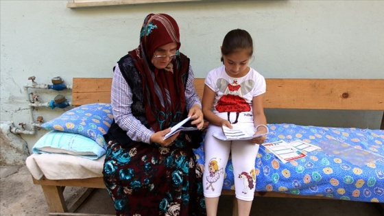 Babaanne ile torunundan 'Kanser Çeker Gider'e destek