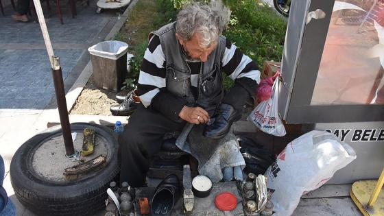 Babasının aldığı boya sandığıyla ailesini geçindiriyor