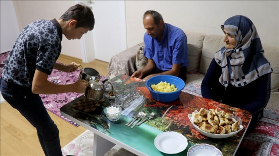 Babasının 'gören gözü' annesinin 'eli ayağı' oldu