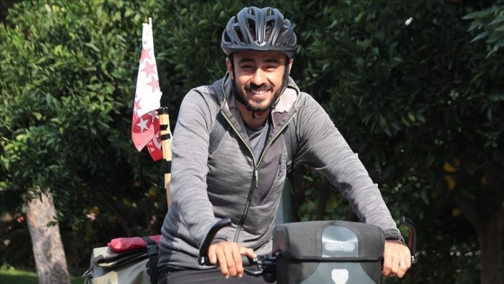Babasının hastalığına dikkati çekmek için İsviçre'den Japonya'ya pedal çeviriyor