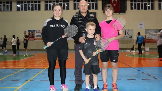 Badmintonda aile boyu başarı hedefliyorlar