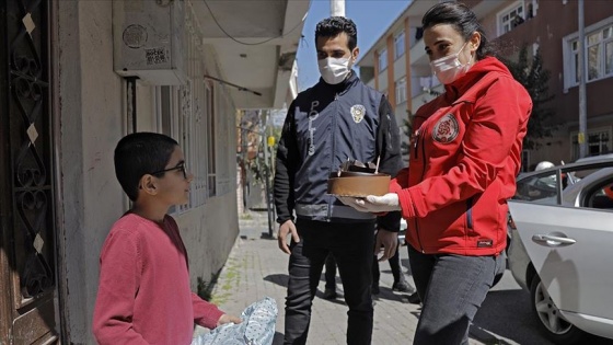 Bağcılar'da 23 Nisan'da doğan çocuklara oyuncak hediye edildi