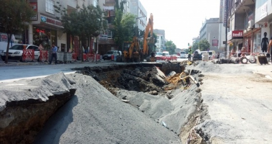 Bağcılar’da aynı caddede bu sefer de yol çöktü